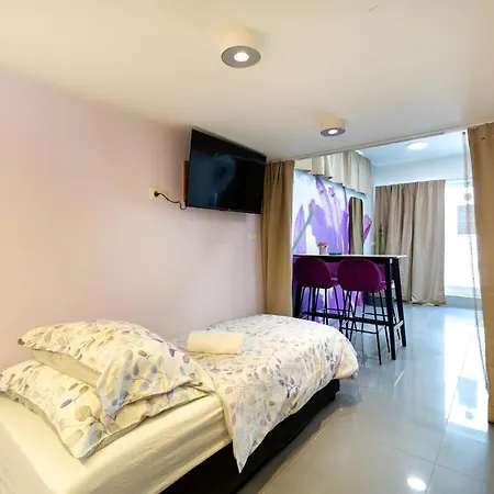 Walking Distance To Center Apartman *