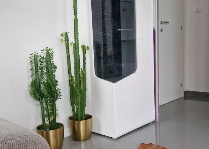 Karlo 2 Apartment Split