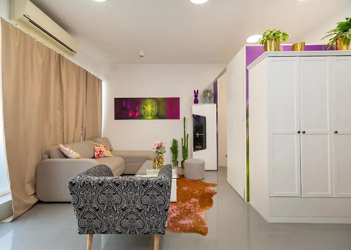아파트 Beautiful New Studio Near Center 스플리트