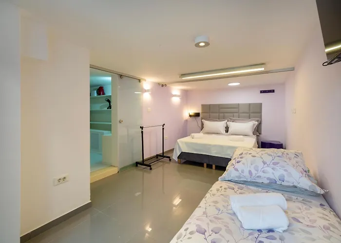 아파트 Beautiful New Studio Near Center 스플리트
