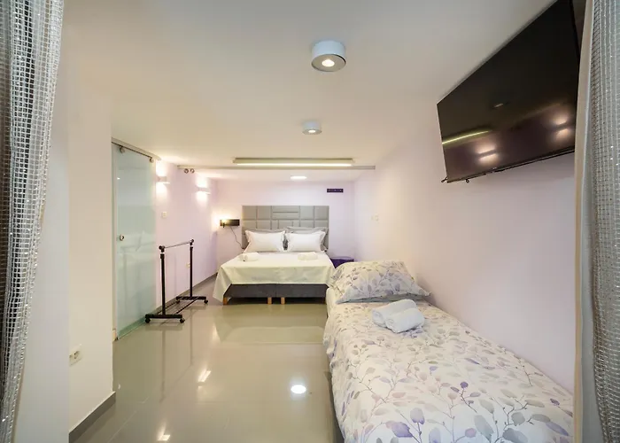 Beautiful New Studio Near Center 아파트 *