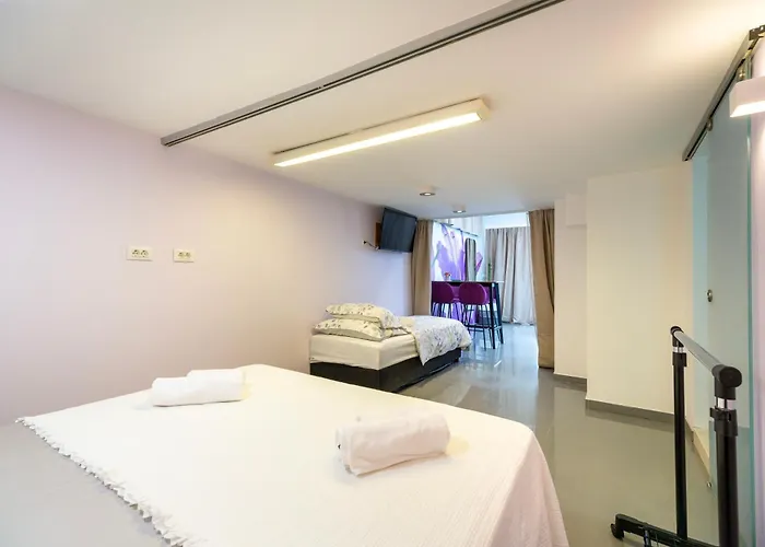 Beautiful New Studio Near Center * Split